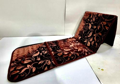 مسند ظهر بسجادة لون بني