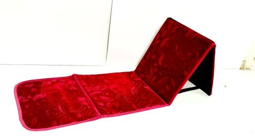 مسند ظهر بسجادة لون احمر