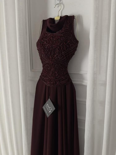 فستان برغندي تطريز يدوي