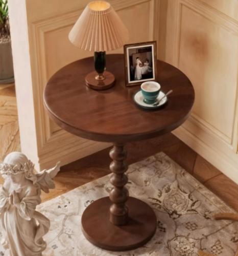 طاولة جانبية بتصميم كلاسيكي