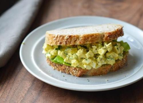 ساندويتش بالبيض Egg sandwich