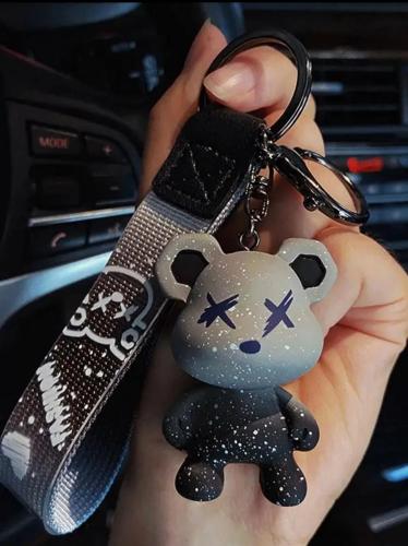 ميدالية مفتاح السياره باللون الرمادي