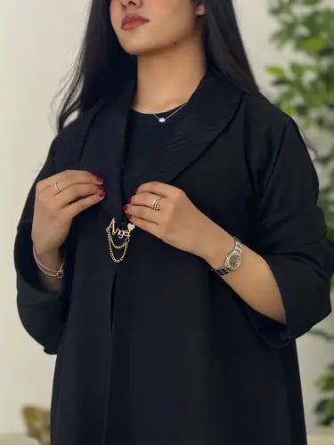 عباية كاجوال مزينة بإكسسوار ذهبي