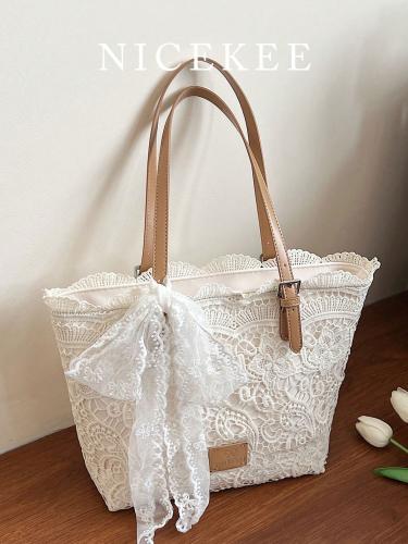 A handbag with a niche design made of lace