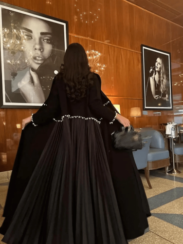 عباءة نسائية مطرزة بالخرز، عباءة محتشمة باللون الأسود