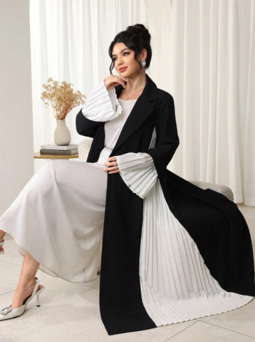 عباءة أنيقة للنساء بأكمام واسعة مطوية وتصميم ألوان متباينة