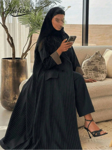 عباءة نسائية بخطوط سوداء