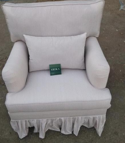 كرسي بقماش مقلم