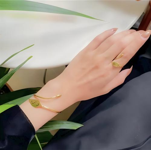 اسوارة مع الخاتم محفور عليها الاسم