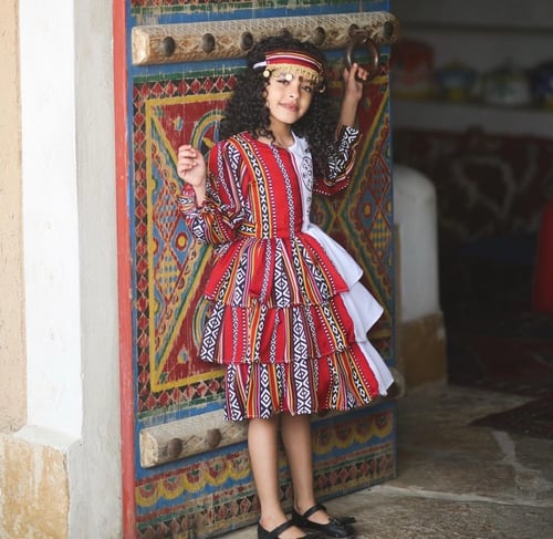 فستان سدو احمر بشعار يوم التأسيس