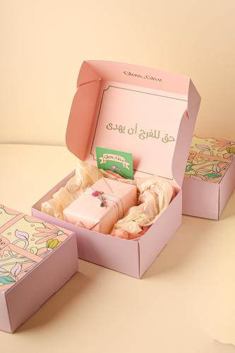 عطر موسكينو توي 2 مغلف بتغليفة من الوردي اللامع وموضوع بداخل بوكس أنيق من Glow&Give