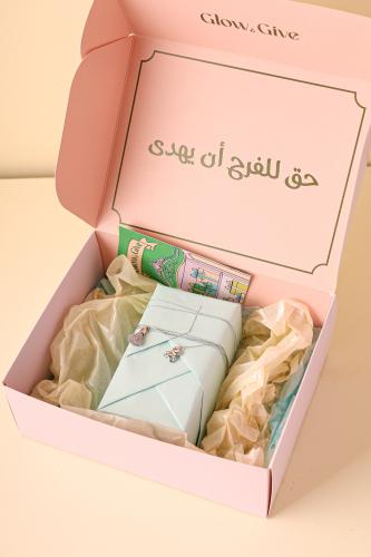 عطر موسكينو توي 2 مغلف بتغليفة من السماوي اللامع وموضوع بداخل بوكس أنيق من Glow&Give