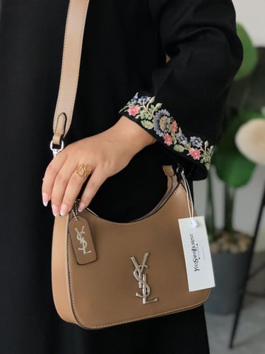 شنطة سان لوران فاخرة – تصميم أنيق وعصري لإطلالة يو...