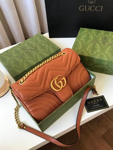 حقيبة كتف Gucci جلد فاخر – تصميم مبطن مع سلسلة ذهب...
