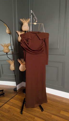 فستان سهرة بني – أوف شولدر مع تصميم أنيق للخصر وطو...