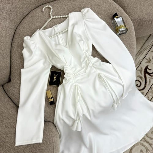 فستان إليانا أبيض – تصميم أنيق بأكمام طويلة وكشكش...