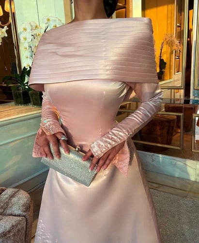 فستان سهرة وردي – تصميم ملكي بأكمام طويلة وتفاصيل...