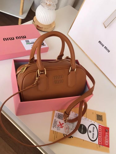 شنطة Miu Miu Mini Bowling جلد فاخر – تصميم أنيق عم...