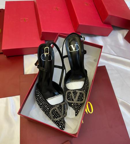 Valentino Heels – تصميم جريء وفخم لإطلالة عصرية وم...