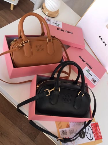 شنطة Miu Miu Mini Bowling جلد فاخر – تصميم أنيق عم...