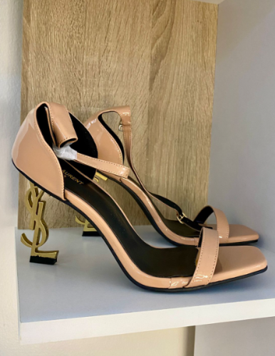 كعب LO فاخر – Saint Laurent لمسة فخامة وعصرية للنس...