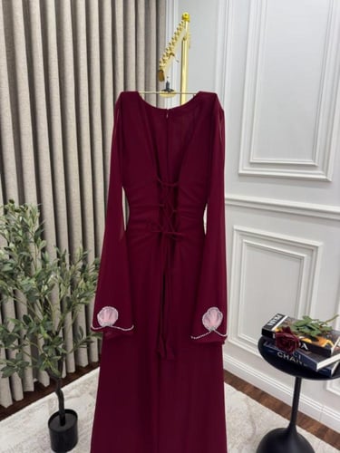 فستان سهرة زهرة الليل – عنابي مع أكمام شفافة وتطري...