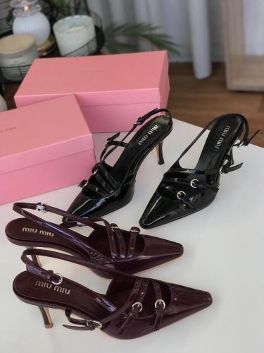 حذاء أنيق بكعب متوسط – مقدمة مدببة وأربطة معدنية ل...