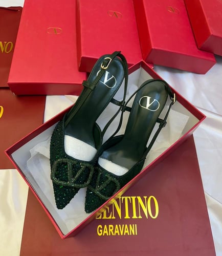 Valentino Heels – تصميم جريء وفخم لإطلالة عصرية وم...