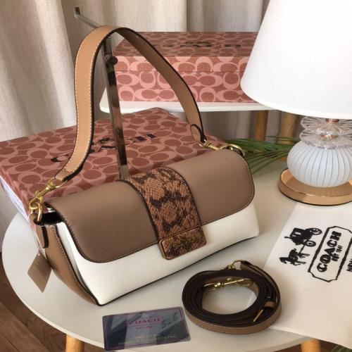 شنطة نسائية من ماركة كوتش COACH