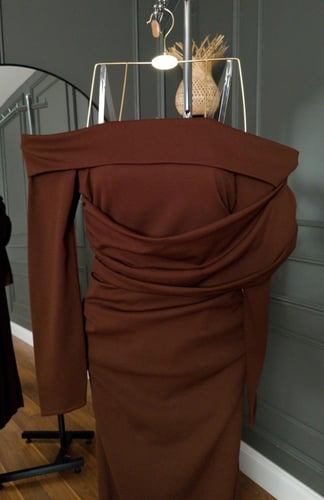 فستان سهرة بني – أوف شولدر مع تصميم أنيق للخصر وطو...