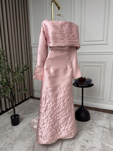 فستان سهرة وردي – تصميم ملكي بأكمام طويلة وتفاصيل...