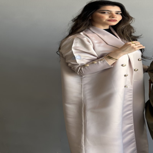 عباية جاكيت وردي – تفاصيل أمامية وأكمام مزينة بأزر...