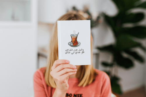 ملصق وقيل عن الشاي هو عناق في كأس