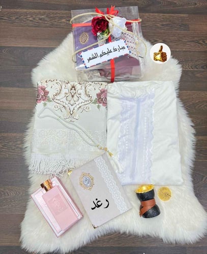 طقم سجادات صلاة نسائي راقي بالاسماء