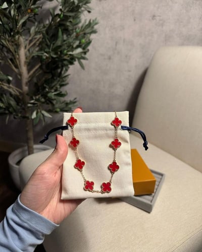 سلسال فان كليف نسائي بتصميم الورد