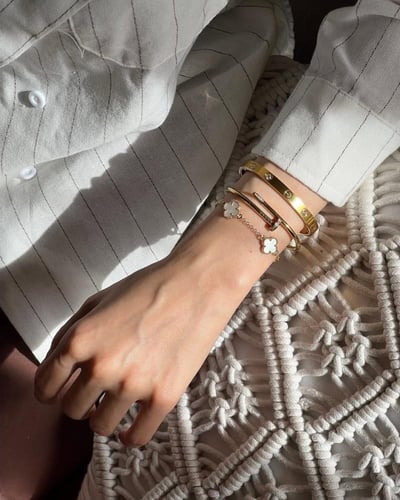 طقم اساور نسائية ماركة مع الملحقات