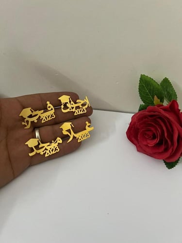 بروشات تخرج اسم وتاريخ مع قبعة