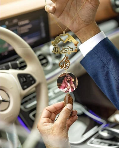 تعليقة سيارة قلب بيدين مع الاسم و الصوره