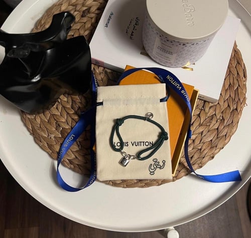 اسوارة رجالي ماركة لويس فيتون بتصميم القُفل