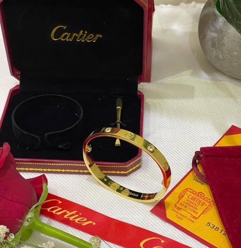 اسوارة نسائي ماركة كارتير مع مفك