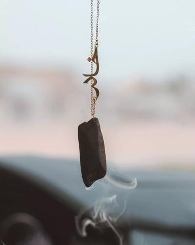 تعليقة سيارة بالاسم مع كسرة العود