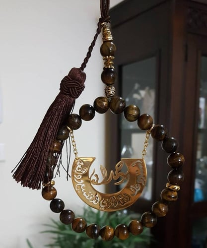 تعليقات سيارة بالاسم بتصميم سبحة