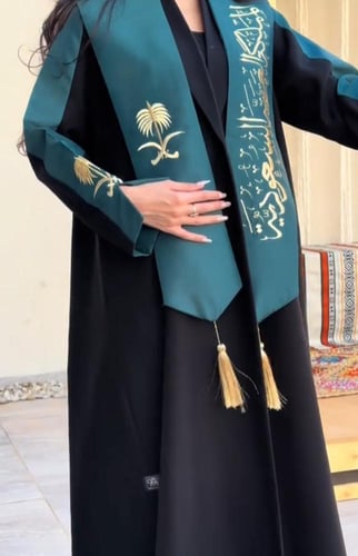 عباية مع شال اليوم الوطني السعودي 95