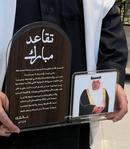 دروع تذكارية خشبية للتقاعد بالاسم والصورة