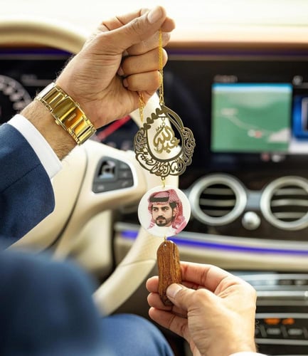 تعليقة سيارة قطرة بالاسم والصورة