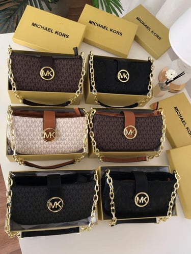 شنط ماركة مايكل كورس مع الملحقات