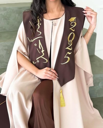 عباية تخرج 2025 لون بيج مع بني