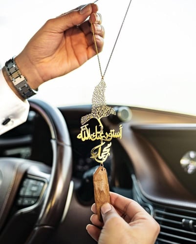 تعليقة سيارة كسرة عود رسمة الصقر
