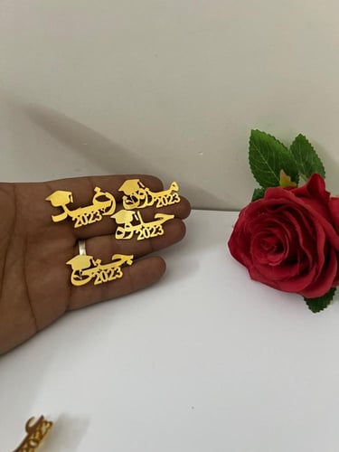 بروشات تخرج اسم وتاريخ مع قبعة