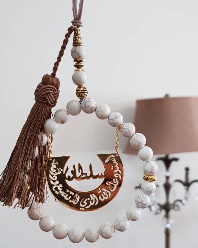 تعليقات سيارة بالاسم بتصميم سبحة